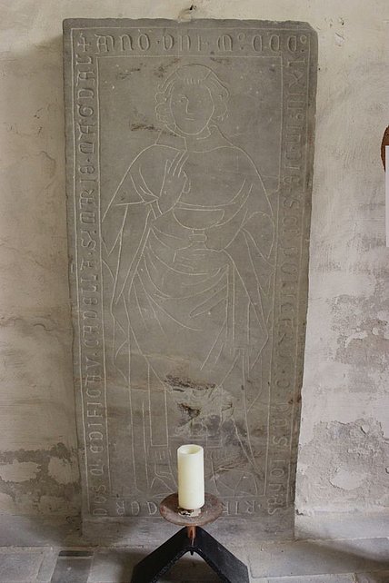 Burg-Pfarrkirche Unserer Lieben Frauen-Oberkirche-Grabplatte 14. Jhd.