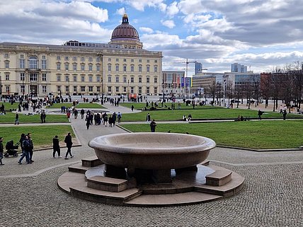 Steinschale im Lustgarten Steinschale im Lustgarten