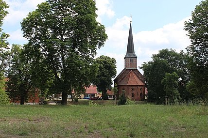 Jerichow Stadtkirche - Kirche mit Parkplatz Jerichow Stadtkirche - Kirche mit Parkplatz