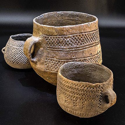 vorn... Tasse, Keramik, ca.3100 v.Chr.-2700 v.Chr., Dreetz, Lkr. Ostprignitz-Ruppin, Mitte... Tasse Keramik, ca. 3100 v.Chr.-2.700 v.Chr., Butzow, Lkr. Havelland, hinten vorn... Tasse, Keramik, ca.3100 v.Chr.-2700 v.Chr., Dreetz, Lkr. Ostprignitz-Ruppin, Mitte... Tasse Keramik, ca. 3100 v.Chr.-2.700 v.Chr., Butzow, Lkr. Havelland, hinten