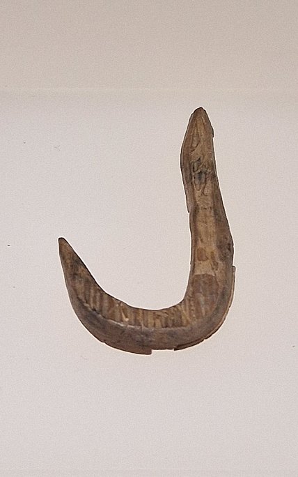 Angelhaken aus Mammut-Elfenbein, 10.500-9.300 v.Chr., Wustermarkund Dreetz, Archäologisches Landesmuseum Brandenburg/Havel Angelhaken aus Mammut-Elfenbein, 10.500-9.300 v.Chr., Wustermarkund Dreetz, Archäologisches Landesmuseum Brandenburg/Havel